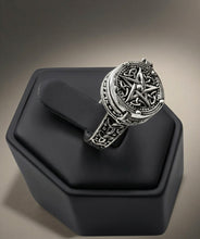 Load image into Gallery viewer, Mystic Knotwork Secret Ring - Ring