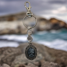 Load image into Gallery viewer, Keychain - Skull Cameo