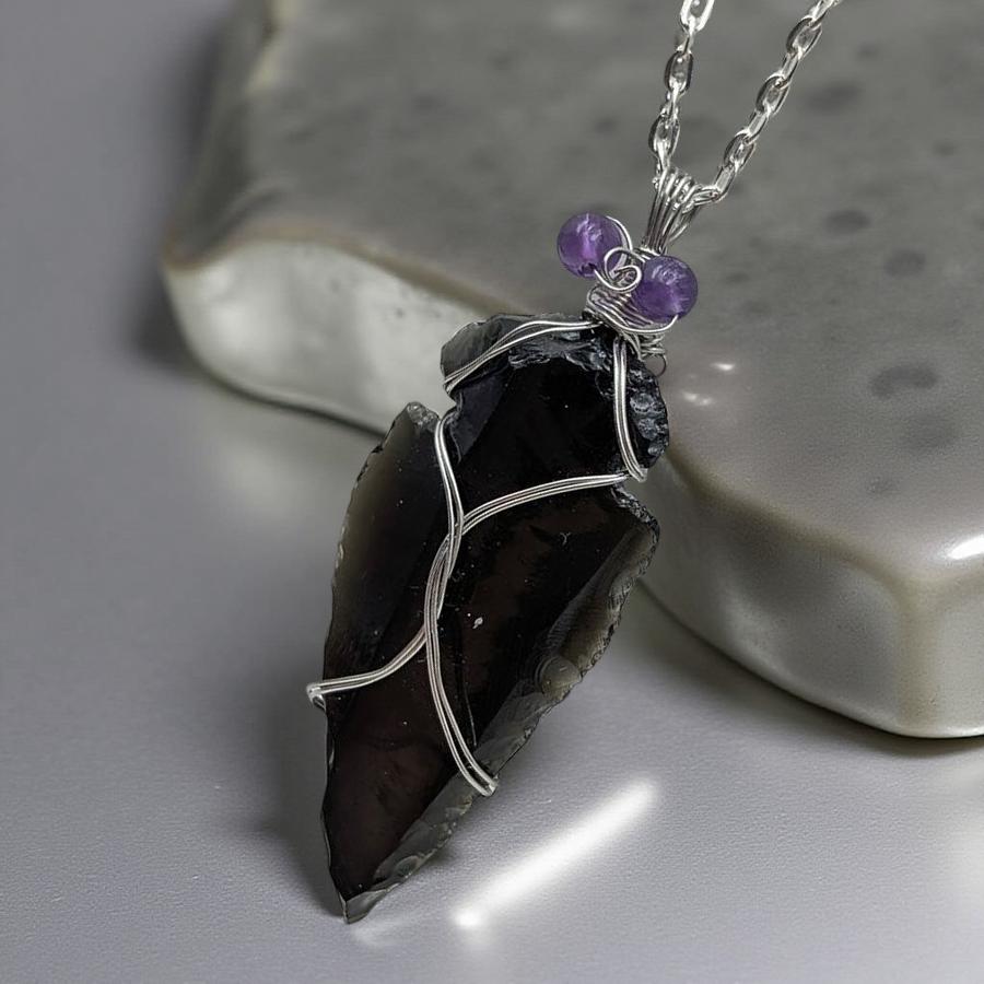 Shadow and Lights - Arrowhead - Necklace