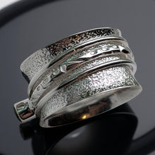 Load image into Gallery viewer, The Quiet Promise - Peridot - Spinner Ring