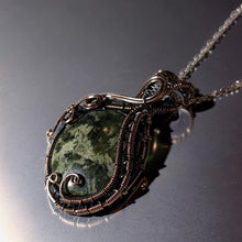 Load image into Gallery viewer, The Echo of the Earth - Serpentine - Necklace